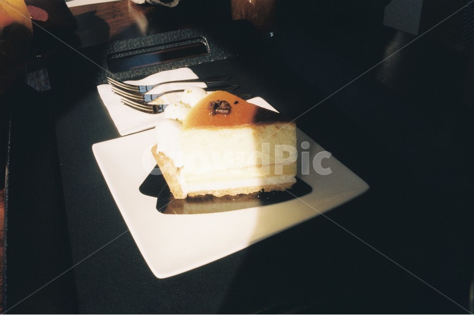카페,햇빛,필름카메라,season,케이크,cake,디저트,cafe,음식,식재료,요리,food,cook,meal,dishes,food reserves,빵,bread,디저트,간식,후식,dessert,snack,감성,sensible,feeling