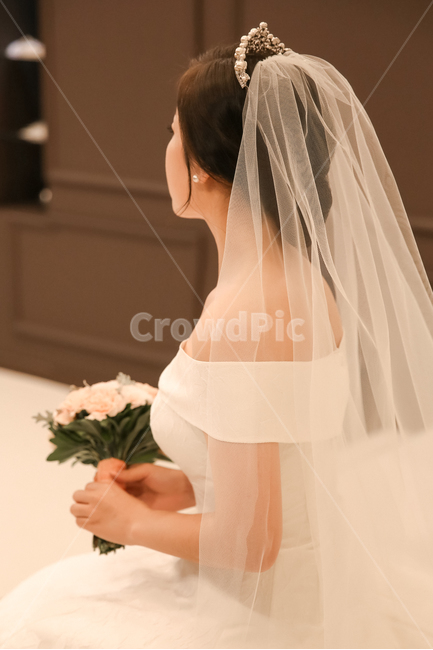 결혼,웨딩드레스,신부,부케,꽃,가족,베일,결혼식,진주,진주귀걸이,원피스,화이트,흑백사진,주례,하객,떨림,설레임,시작,레이스,실크,자가드,공단,나뭇잎,식물,오프숄더,사람,인물,인간,human,person,여성,여자,woman,female,lady,결혼,혼례,웨딩,wedding,marriage,marry,기념일,축하,anniversary,congratulation,celebrate,celebration