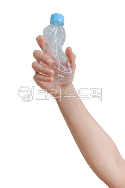 분리수거,재활용,쓰레기,플라스틱,페트,페트병,누끼,흰색배경,여백,환경보호,리사이클,자연보호,지구,생태계,테이크아웃,일회용품,일회용,들다,들고있는,손동작,환경파괴,절약,재앙,오염,낭비,파괴,지구온난화,bottle,plastic,hand,recycle,human,earth,life,environment,protection,removebackground,손