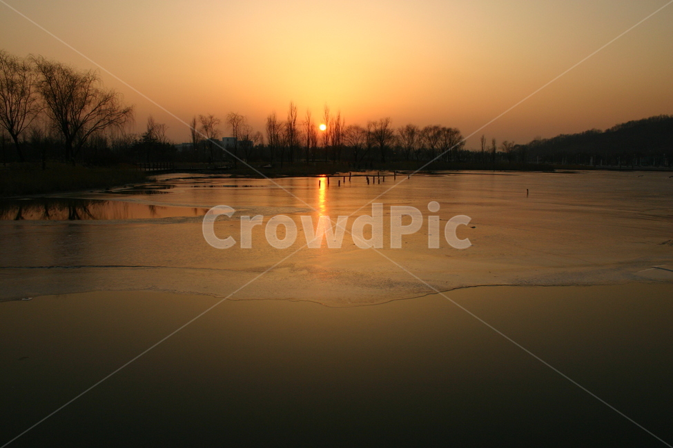 석양,노을,일몰,태양,해,호수,강,저녁,하늘,평화로움,조용,시골,sunset,lake,water,sky,sun,landscape,sunrise,nature,clouds,trees,river,reflection,morning,dusk,forest,tree,orange,fog,dawn,yellow,evening,beautiful,silhouette,pond,golden,memory,recollection