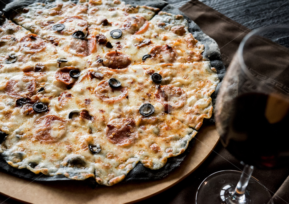 피자,씬피자,올리브피자,샐러드피자,푸드스타일링,치즈,피클,검정색도우,흑임자도우,이태리음식,레스토랑음식,음식,식재료,요리,food,cook,meal,dishes,food reserves,양식,서양음식,서양요리,western food,western dishes,western meal,western cook