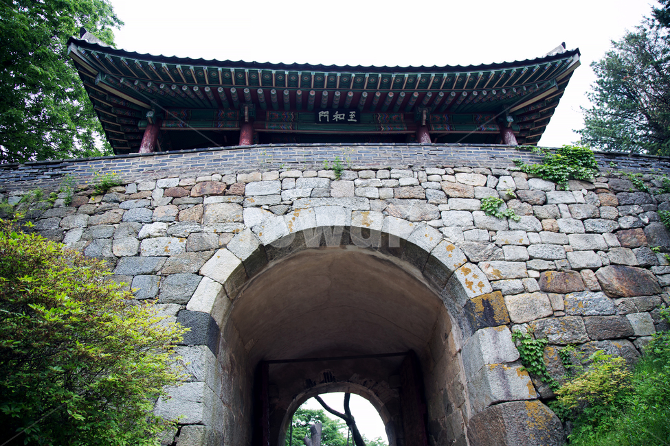 남한산성남문,초여름,흐린날씨,남한산성,녹색,한국전통,한국문화,korean traditional,korean culture,건축물,건물외관,exterior,building,structure,architecture,construction