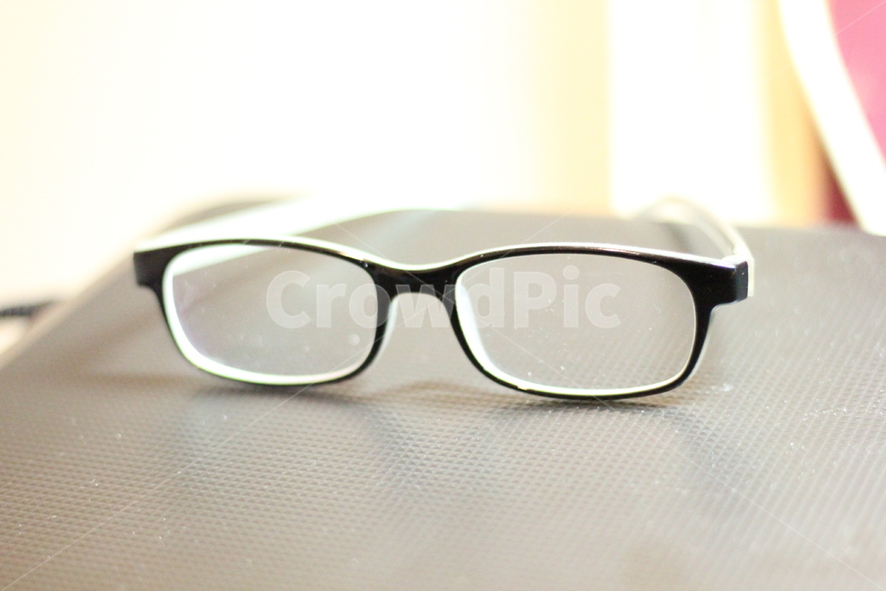 안경,뿔테,검은테,눈,초점,렌즈,안과,교정,돋보기,근시,원시,난시,glasses