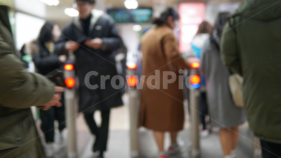 지하철,개찰구,서울,대중교통,출입구,사람들,대중,군중,other people,crowd,인물실루엣,사람실루엣,character silhouette,human silhouette,교통,교통수단,traffic,transportation,clothing,의류,apparel,의복,human,인간,person,사람