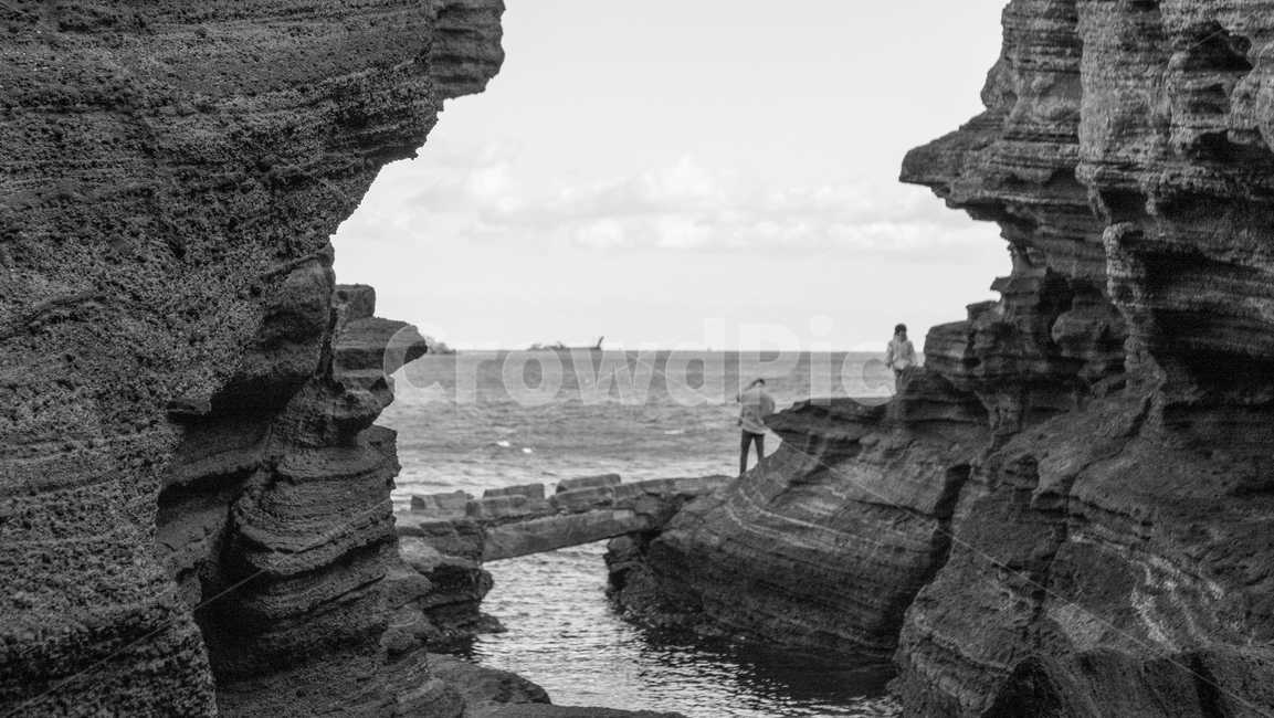 제주,제주도,용머리해안,jeju,지층,풍경,landscpace,rock,바위,암석,nature,자연,ocean,옥외,outdoors,대양,sea,바다,water,물,human,인간,person,낭떠러지,사람,cliff,흑백,모노톤,monochrome,black and white