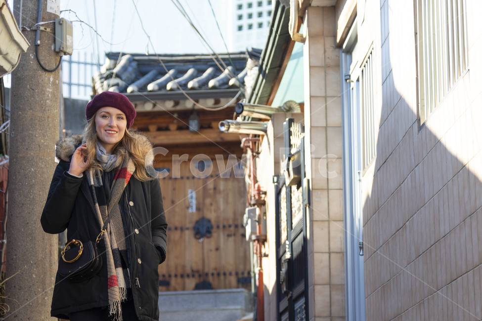 금발,여자,외국인,백인,여행자,여행,의복,의류,패션,모자,hat,traveler,한국전통,건물,apparel,clothing,사람,인물,인간,풍경,한옥마을,북촌,한옥,여성,koreantradition,female,koreanculture,human,blondhair,travel,building,도시,서울,city,seoul,bukchon,foreigner,white,사람,인물,인간,human,person,여성,여자,woman,female,lady