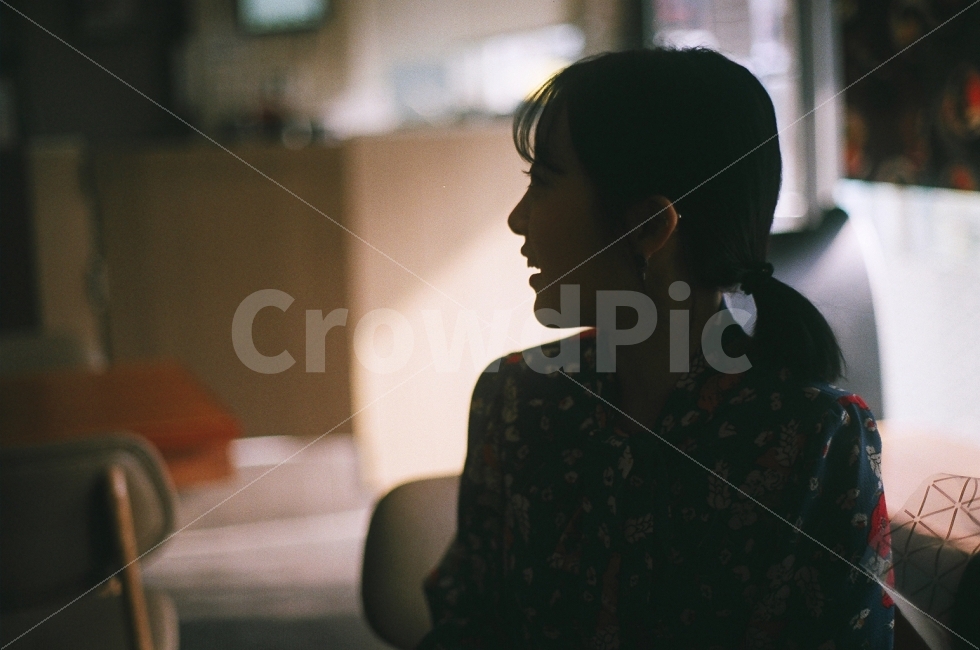 사람,소녀,여자,빛,역광,웃음,여인,미소,사람,인물,인간,human,person,여성,여자,woman,female,lady,감정표현,기분,feeling,emotion,감성,sensible