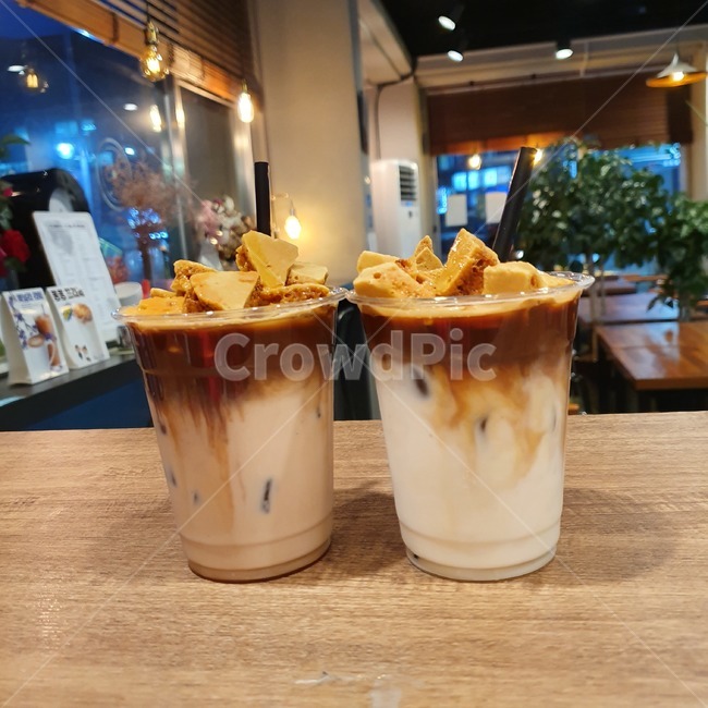 달고나라떼,달고나밀크티,달고나,달고나카페라떼,카페음료,카페라떼,라떼,음료,커피,커피숍,우유,milk,drink,마실것