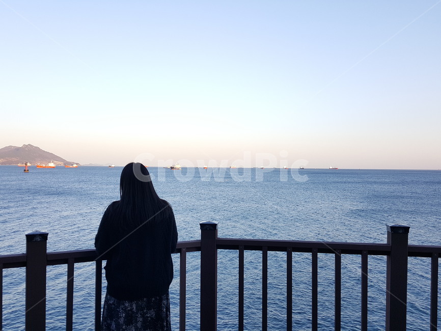 오동도,여자,피사체,역광,노을,바다,sea,nature,season,자연,계절,섬,sunset,사람,사람,인물,인간,human,person,여성,여자,woman,female,lady,인물실루엣,사람실루엣,character silhouette,human silhouette,railing,난간,handrail,banister