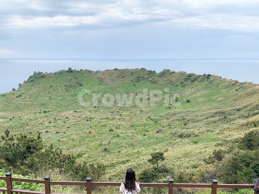 제주도여행,성산일출봉,여자뒷모습,하늘,바다