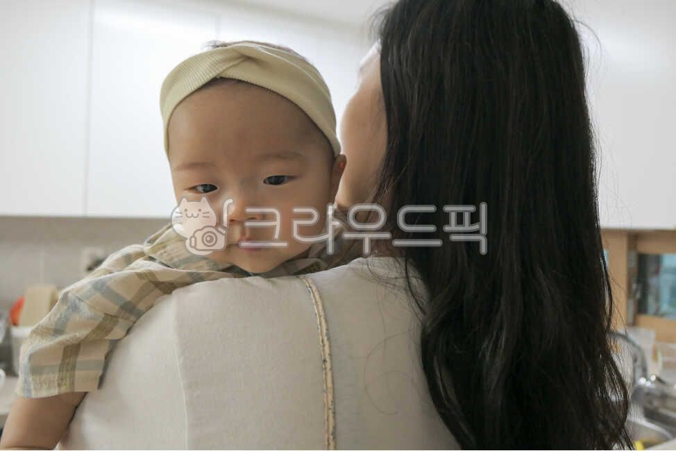 small,young,0 years old,back,mom,infant,cute,one year old,life,mother,son,hugged,angelic,newborn baby,female,shoulder,human,parenting,over your shoulder,Moms arms,precious,long hair,asian,korean,1 year old,lifestyle,face,korea,Beloved,an Asian,person,chil