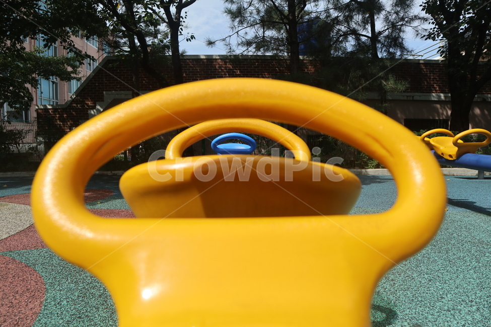 놀이터,시소,노란색시소,빨간색시소,놀이터바닥,놀이공원,놀이동산,놀이터,amusement park,playground