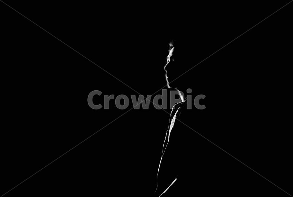 흑백,어둠,빛,선,사람,남자,검정,사람,인물,인간,human,person,남성,남자,man,male,고독함,외로움,쓸쓸함,우울함,슬픔,lonely,solitary,흑백,모노톤,monochrome,black and white