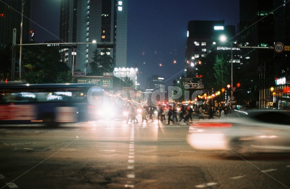 야경,자동차,종로,불빛,서울거리,횡단보도,야경,밤,풍경,nightscape,night,landscape,도시,city,한국도시풍경,한국도시경관,korea cityscape,교통,교통수단,traffic,transportation,asphalt,아스팔트,road,도로,building,건물,시티,town,metropolis,중심지,urban,어반,pedestrian,보행자