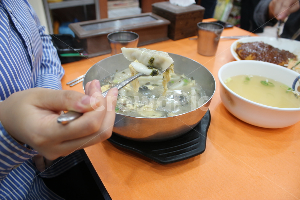 bowl,dish,사람,요리,사발,food,human,인간,meal,person,식사,음식,식재료,요리,food,cook,meal,dishes,food reserves