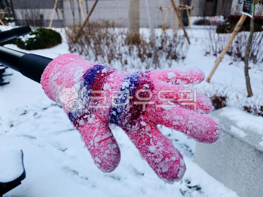 겨울,장갑,눈,눈오는날,겨울장갑,털장갑,눈장갑,눈싸움,snow,winter,clothing,의류,의복