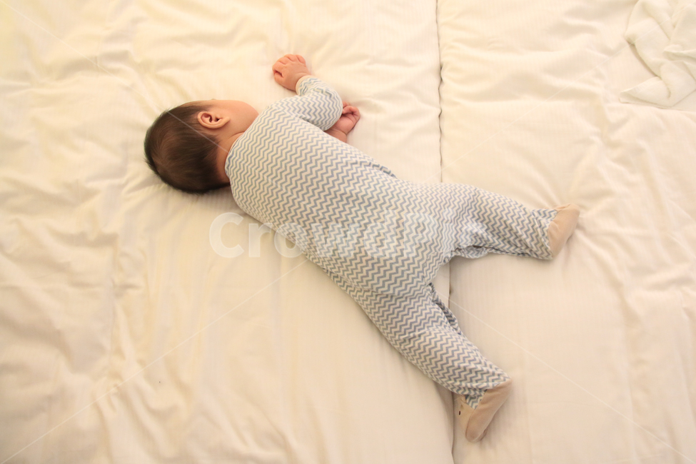 아기,잠든,꿈나라,남자아기,애기,호텔,호텔침대,린넨,흰색,하얀색,잠,숙면,귀여운,작은,앙증맞은,자세,포즈,수면,육아,가족,침구,침대,사람,인물,인간,human,person,영유아,아기,애기,아이,infants,baby