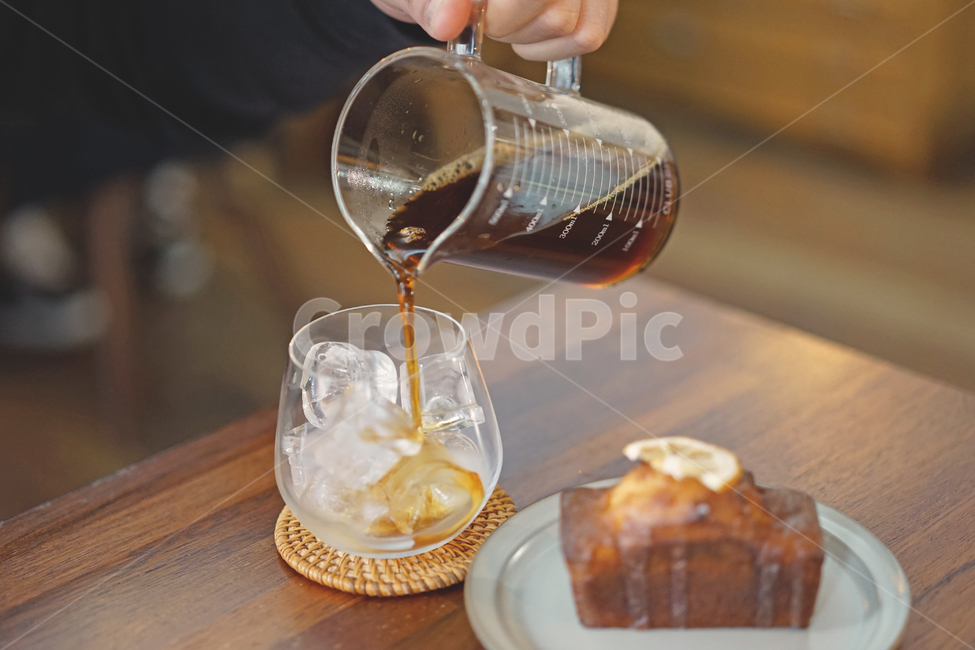 커피,카페,coffee,cafe,음료,디저트,파운드,빵,사람,인물,인간,human,person,신체일부,몸,body,음식,식재료,요리,food,cook,meal,dishes,food reserves,빵,bread,디저트,간식,후식,dessert,snack,커피,카페,coffee,cafe,감성,sensible,feeling