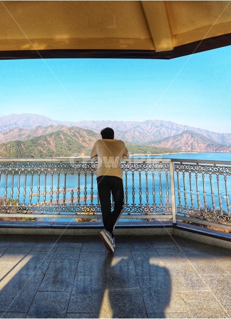 뒷모습,아들,강,물,산,자연,풍경,nature,landscape,사람,인물,인간,human,person,남성,남자,man,male,back,뒤,railing,난간