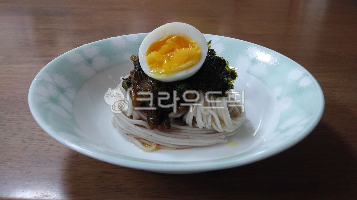 국수,메밀국수,김,들기름,생들기름,달걀,계란,에그,반숙,비빔국수,비빔장