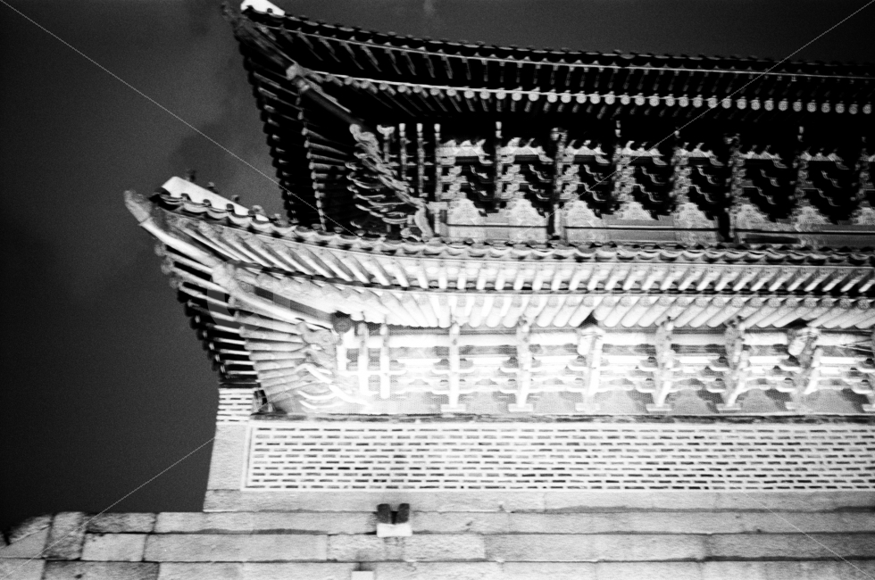 흥인지문,동대문,한국,성문,성곽,흑백,필름,랜드마크,landmark,tourist attraction,한국랜드마크,한국관광지,한국명소,korea landmark,korea tourist attraction,흑백,모노톤,monochrome,black and white,건축물,건물외관,exterior,building,structure,architecture,construction