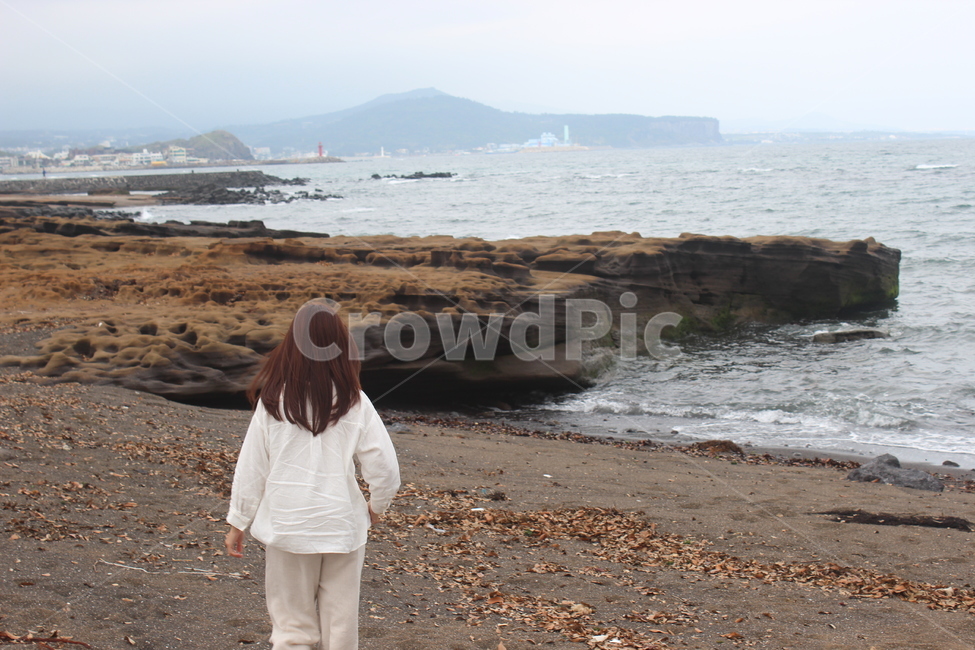 여자,바다,뒷모습,제주도,제주,서귀포,쓸쓸함,고독,제주바다,해변,jejuisland,jeju,인물,사람,인물,인간,human,person,여성,여자,woman,female,lady,여행,휴가,traveling,vacation,trip