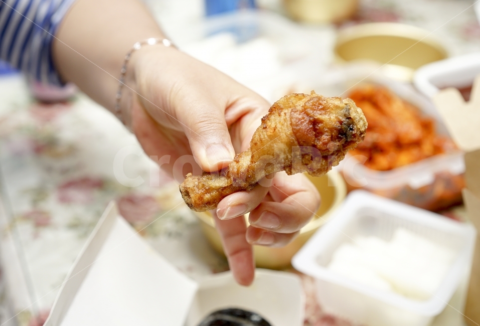 치킨,배달,배달음식,먹방,집밥,식사,우리집,손가락,닭다리,주말먹방,닭,닭고기,후라이드,사람,인물,인간,human,person,신체일부,몸,body,음식,식재료,요리,food,cook,meal,dishes,food reserves,육류,고기,meat