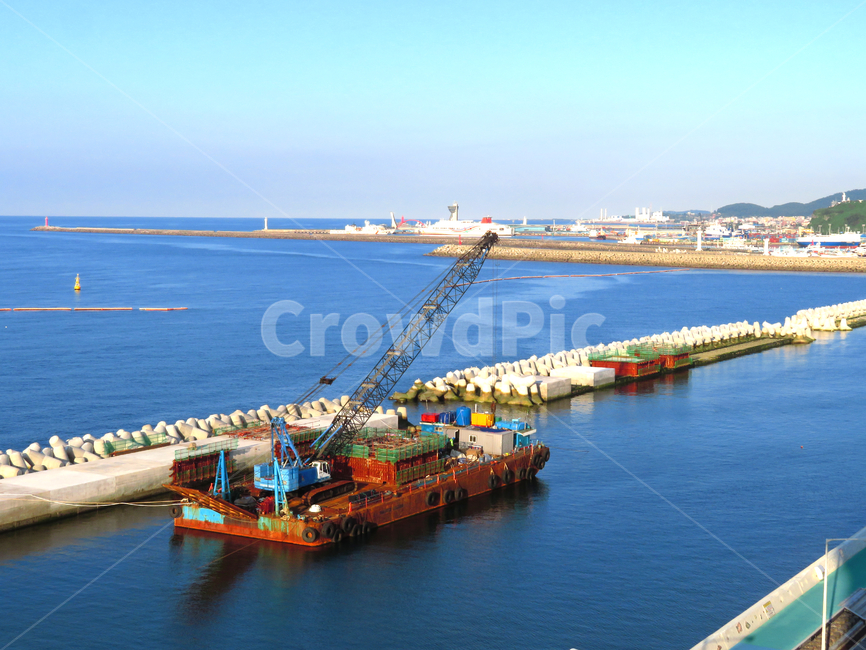 watercraft,선박,transportation,교통,vessel,barge,짐배,boat,보트,바다,바지선,건설,공사,수평선,푸른색,항구,port,harbor,산업,industry,industrial