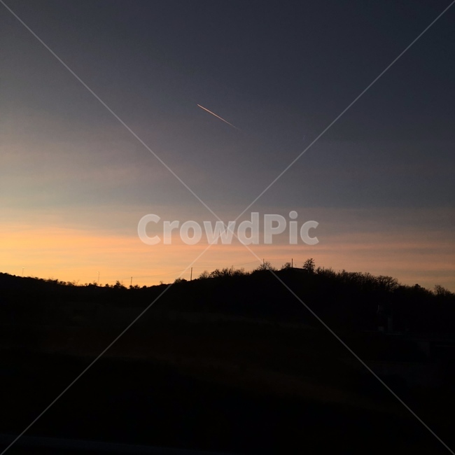 nature,자연,outdoors,sky,하늘,dawn,새벽,sunset,일몰,redsky,붉은하늘,dusk,황혼,비행기,언덕,노을,비행운,해외,풍경,landscape