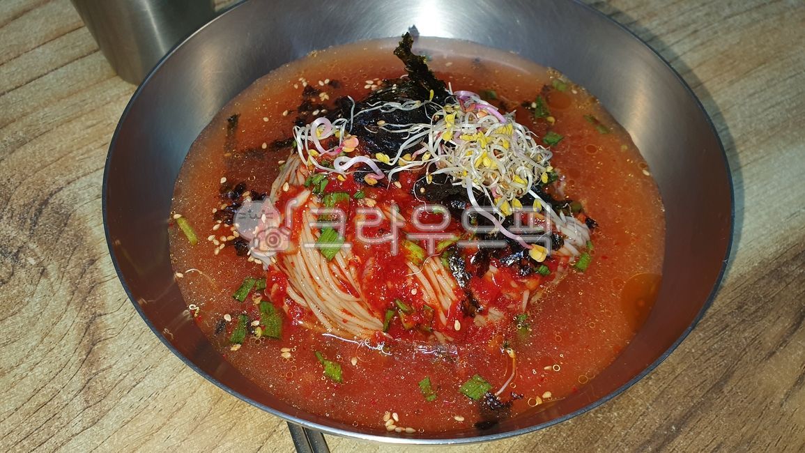 국수,막국수,춘천막국수,비빔국수,물국수,매콤,달콤,화끈,매운맛,육수,김가루,파,양념,요리,레시피,특산물,양은그릇,dinner,cuisine,cooking,gourmet,healthy,delicious,koreanfood,plate,fresh,asian,vegetable,traditional,noodles,tasty,background,restaurant,lunch,spicy,naengmyeon,bibimnaengmyeon,meat,pepper,fried,sauce,placard,meal,식사,food,음식,dish,접시,bowl,그릇