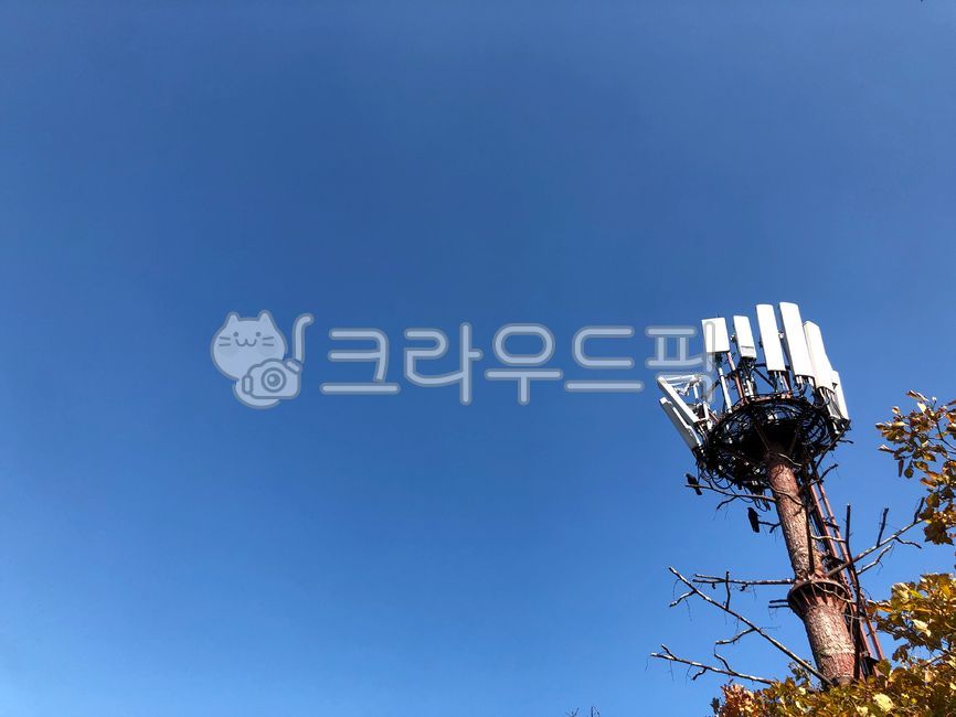 sky,blue sky,copyspace,wireless equipment,radiobasestation,radioequipment,bluesky,spread,radiowave,background,copy space,radio base station,autumn