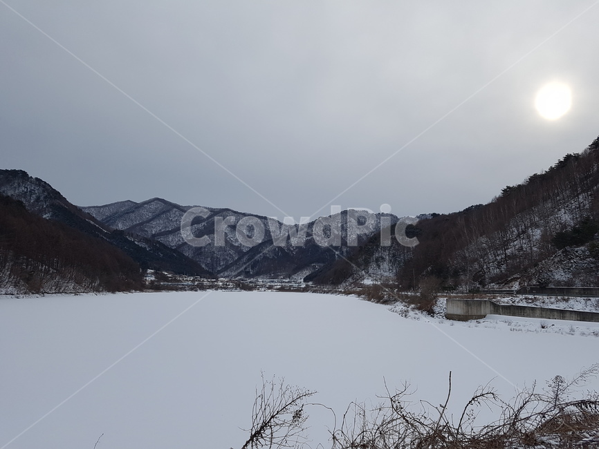 저수지,겨울,눈,태양,mountain,산,겨울,계절,winter,season