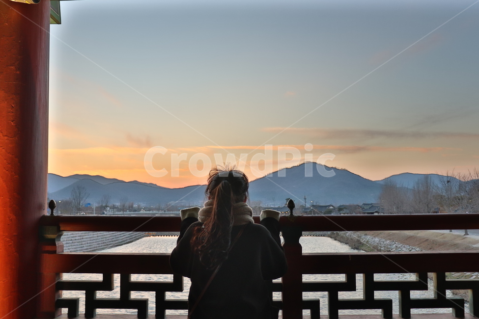 소녀,뒷모습,해질녘,노을,겨울하늘,하늘,포니테일머리,묶은머리,겨울,계절,winter,season,한국전통,한국문화,korean traditional,korean culture,사람,인물,인간,human,person,여성,여자,woman,female,lady,건축물,건물외관,exterior,building,structure,architecture,construction