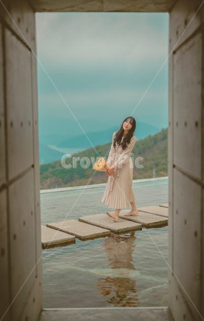 액자,구도,후리지아,감성,하늘,숲,나무,산,꽃,사람,인물,인간,human,person,여성,여자,woman,female,lady,감성,sensible,feeling,색깔,색상,색채,색감,color sense,color sensitivity,feeling of color