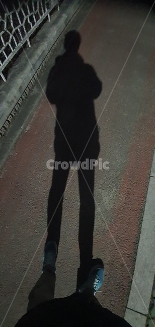 그림자,밤,어둠,빛,사람그림자,pedestrian,보행자,person,사람,human,인간,tarmac,asphalt,아스팔트,clothing,의류,apparel,의복