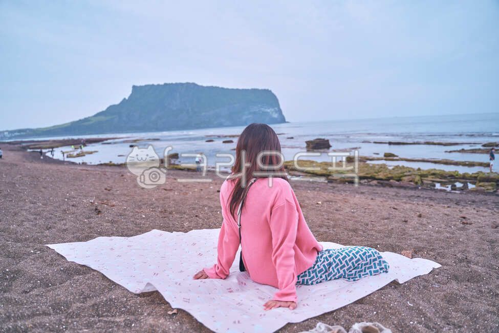 바다,성산일출봉,의류,해변휴식,여자뒷모습,여행,해변,모래해변,여자,뒷모습,제주,제주도,밀짚모자,색감,여성,traveling,trip,사람,인물,인간,human,person,여성,여자,woman,female,lady,여행,휴가,traveling,vacation,trip