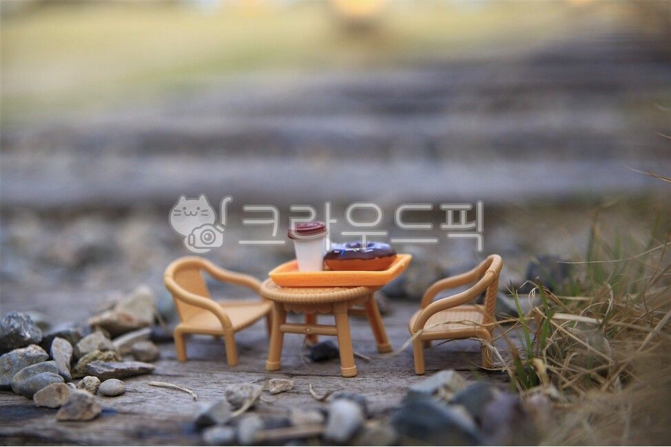 가구,furniture,테이블,야외,커피,디저트,힐링,캠핑,브런치,테이블세트,의자,오후,기찻길,철로