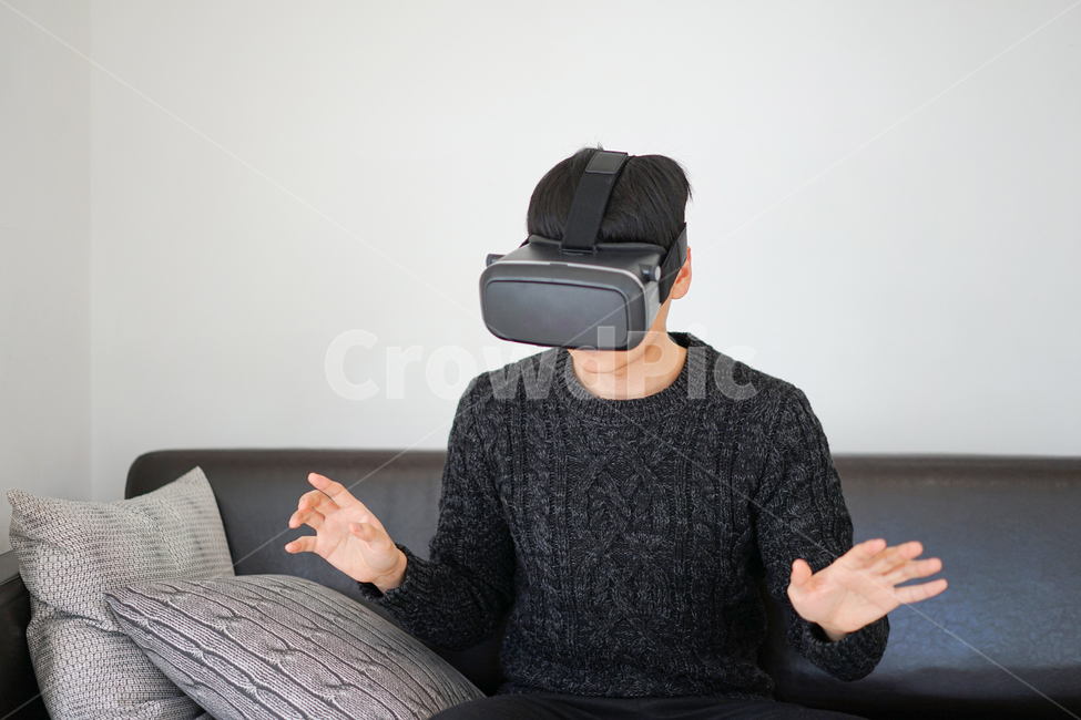 vr,vr기기,가상,남자,남성,증강현실,모션,기술,전자기기,사람,인물,인간,human,person,남성,남자,man,male,정보통신기술,전자기기,전자제품,it,information,technology,electronic equipment