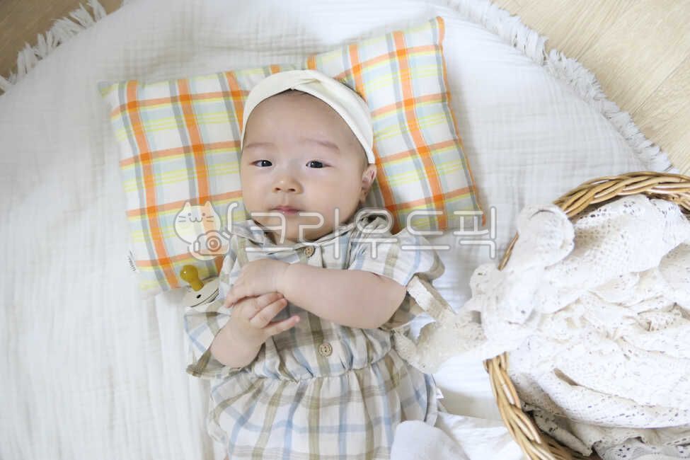 small,basket,rug,young,0 years old,held,rattan basket,innocent,mothers arms,infant,cute,one year old,Asian,life,son,white,angelic,human,parenting,Korea,nose,lovely,precious,Eyes,Oriental,check pattern,Korean,newborn,1 year old,lifestyle,face,mouth,hair ba