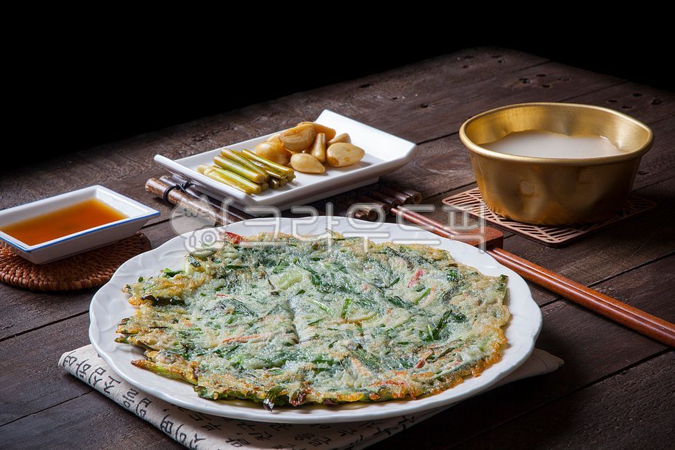 Korean traditional liquor,Takju,Makgeolli,chopsticks,makgeolli snacks,soy sauce,plate,wooden chopsticks,chive pancakes,bindae rice cake,garlic sprouts,pickled garlic,garlic dishes,flour,Korean food,chives,cooking,snacks,Korean makgeolli,folk liquor,alcoho