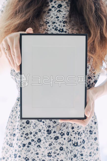 액자,빈액자,여자,배경,손,목업,원피스