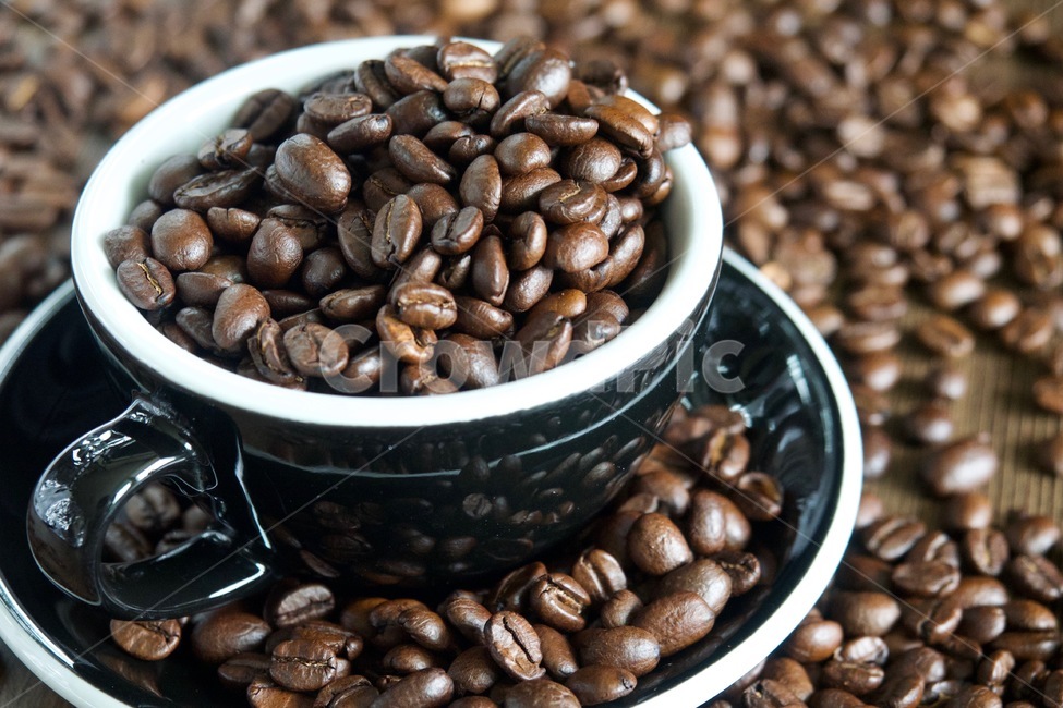 커피,커피콩,원두,로스팅원두,로스틴된커피콩,구운커피콩,커피잔,도자기잔,검정,신선한,구운,커피음료,커피,카페,coffee,cafe