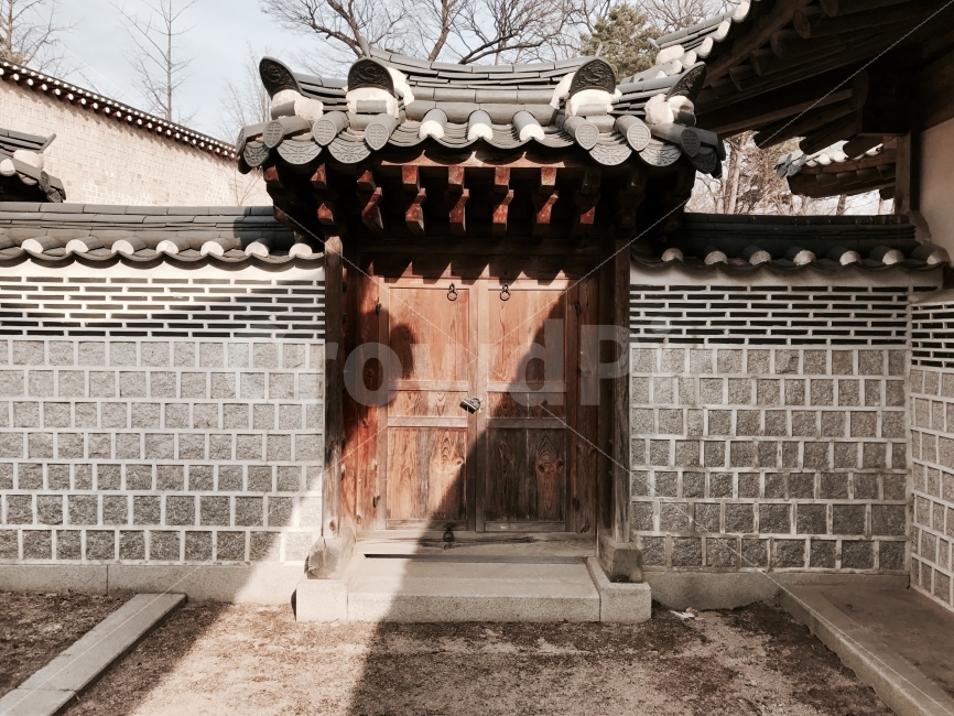 경복궁,햇살,한적,궁,한옥,궁투어,낮,한복,왕,벽,문,나무문,기와,기와집,거닐다,빛,한적함,고즈넉,전통,light,day,daylight,door,korea,한국,서울,seoul,역사,한국사,history,한국전통,한국문화,korean traditional,korean culture