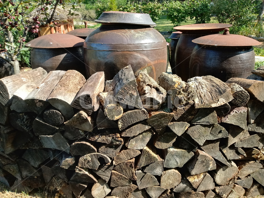 나무,항아리,장독대,장작,땔감,한국전통,한국문화,korean traditional,korean culture