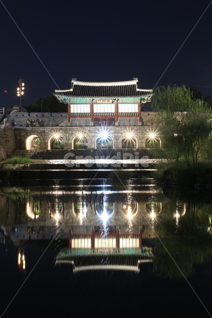 풍경,야경,반영,수원화성,방화수류정,수원,밤,한국전통,한국문화,랜드마크,한국랜드마크,한국관광지,한국명소,koreantraditional,koreanculture,suwon,야경,밤,풍경,nightscape,night,landscape,한국전통,한국문화,korean traditional,korean culture,랜드마크,landmark,tourist attraction,한국랜드마크,한국관광지,한국명소,korea landmark,korea tourist attraction,건축물,건물외관,exterior,building,structure,architecture,construction,건물,shrine,신사,worship,예배