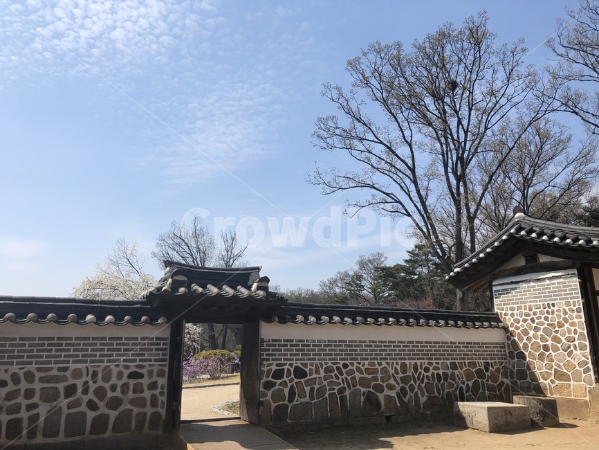 한옥,하늘,구름,봄,정릉,풍경,전통,문화유산,화성,담,기와,한국전통,한국문화,korean traditional,korean culture,건축물,건물외관,exterior,building,structure,architecture,construction