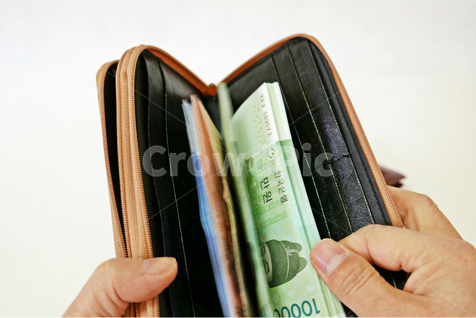 지갑,돈,손,지폐,사람,배경,컨셉,종이돈,한국돈,수납,보관,천원,만원,오만원,용돈,수표,화폐,한국은행,반지갑,긴지갑,보여줌,남자,확인,내용물,꺼냄,장지갑,꺼내기,금융,돈,finance,banking,money,연출,컨셉,콘셉,direction,concept,누끼,remove background