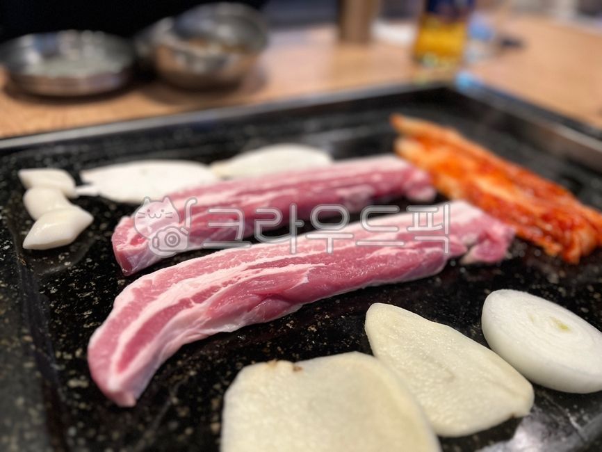 meat,고기,food,pork,돼지고기,음식,삼겹살,고깃집,돌판,고기구이,김치,감자,버섯,외식