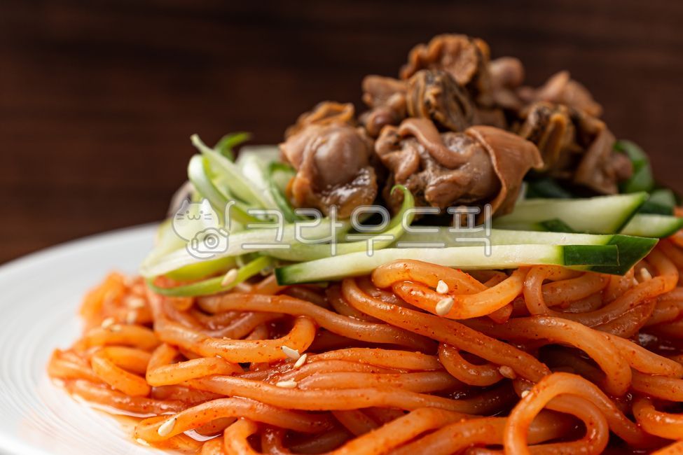 골뱅이쫄면,쫄면,골뱅이,고둥,면,초고추장,오이,양념,야채,채소,한국음식,한국문화,음식,식사,식품,식료품,재료,식재료,음식재료,클로즈업,매콤한,달콤한,쫄깃쫄깃한