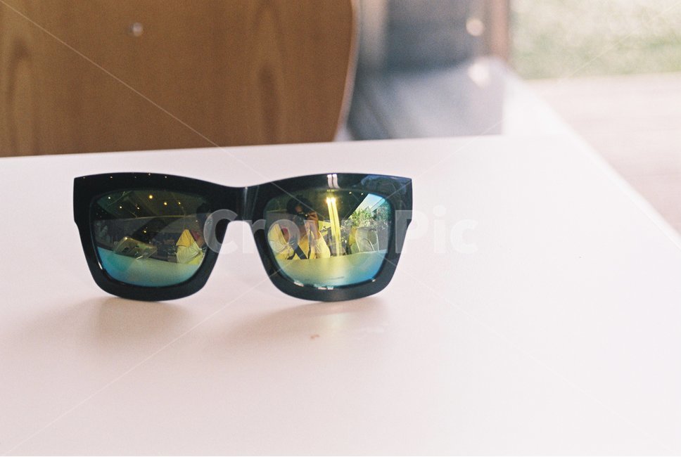 glasses,film photography,sunglasses,mirror,camera reflection,mirror shot,Write down,film camera,Emotional photo